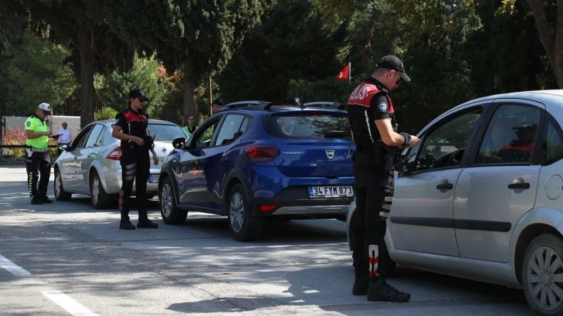 İzmir’de Haftalık Asayiş Denetimi: 136 Kişi Tutuklandı, 11 Çalıntı Motosiklet Bulundu