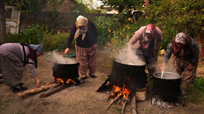İzmir’de imece geleneği: Kadınlar tencerelerde şifa kaynatıyor, bütçeye katkı sağlanıyor