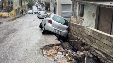 İzmir’de Sağanak Yağış Hayatı Olumsuz Etkiledi: Yolda Çökmeler ve Araç Hasarları