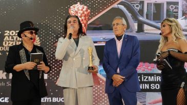 İzmir’de Yılın Sanatçısı Çelik Erişçi: Duyarlılığı Unutulmadı