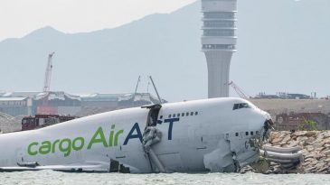 Kargo Uçağı Pistten Çıkarak Denize Düştü: 2 Ölü