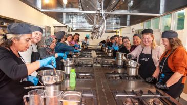 Karşıyaka’da Lösemili Çocuklara Çikolata Sürprizi