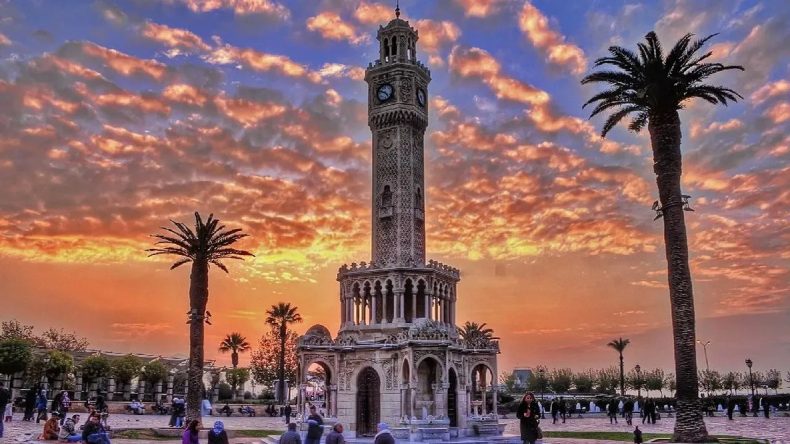 Kentin Belleği ve Simgesi: İzmir Saat Kulesi