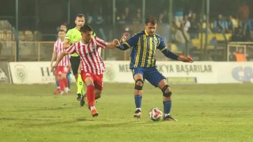 Menemen’de Düşüş Devam Ediyor: Evinde İstiklal’e Takıldı!