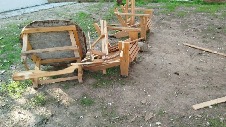 Vandalların hedefi bu kez İzmir’in o parkı oldu: Baştan sona yenilen alana saldırıldı, banklar parçalandı