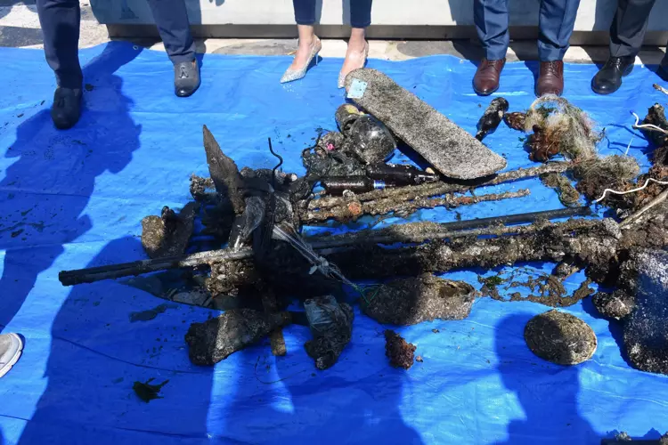 İzmir Körfezi'nde Çöpler