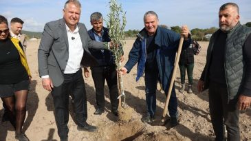 Atat&uuml;rk&rsquo;&uuml;n Vasiyeti Urla&rsquo;da Ger&ccedil;ekleşti: Zeytin Bah&ccedil;esinde İlk Fidan Dikimi Yapıldı