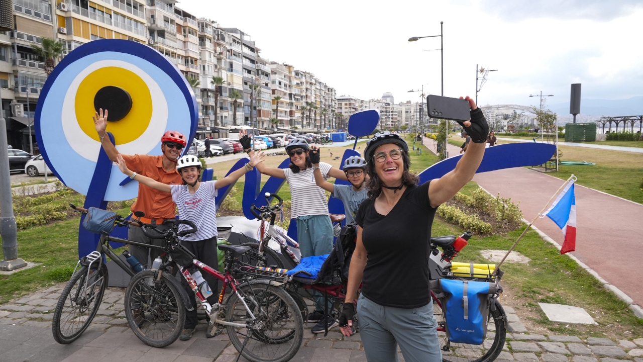 Bisikletle Dünya Turuna Çıkan Fransız Ailenin Durağı İzmir Oldu (1)