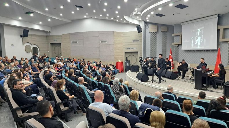 Bornova Belediyesi Kursiyerlerinden Atatürk Anısına Muhteşem Performans