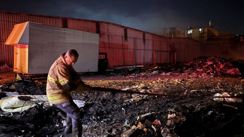 Buca'da Çöplükte Yangın: Kamyonet Kullanılamaz Hale Geldi