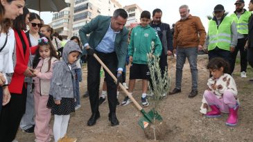 Çiğli’de Fidan Dikim Seferberliği: 400 Yeni Fidan Toprakla Buluştu