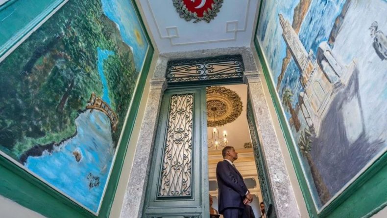 Cemil Tugay, Makam Odalarını Kaldırıyoruz Dedi: Tarihi Konağı Makam Yaptı!