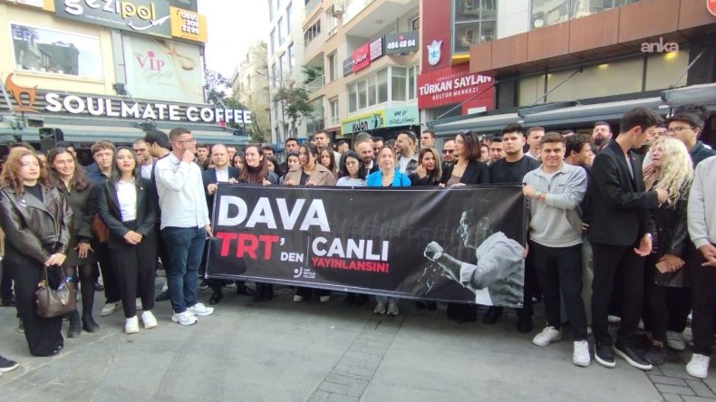 CHP İzmir Gençlik Kolları’ndan TRT Eylemi: Dezenformasyon Sona Eretsin, Dava Canlı Yayınlansın