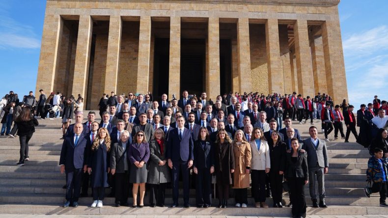 CHP İzmir &Ouml;rg&uuml;t&uuml; Anıtkabir'de: Bıraktığı Emanetin Eşsiz Değerini Biliyoruz