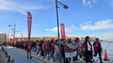 DİSK&rsquo;li Kadınlar 25 Kasım&rsquo;da İzmir&rsquo;de Ses Y&uuml;kseltti