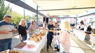 Efes Tarlası Yaşam Köyü'ndeki Üretici Pazarı Eğlenceli Etkinliklere Ev Sahipliği Yaptı
