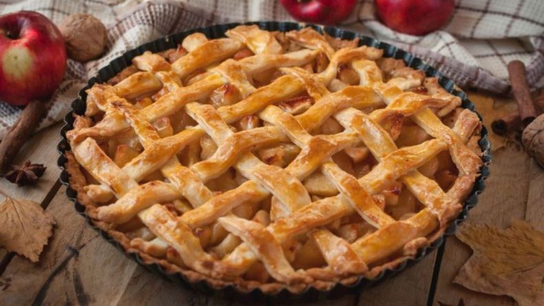 Fırın Kullanımına Gerek Olmadan 15 Dakikada Elmalı Turta Tarifi