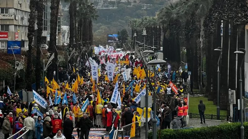 Geçinemeyenler İzmir’den haykırdı: Sarayın bütçesine karşı halkın bütçesini istiyoruz