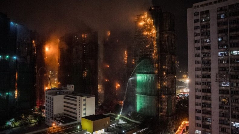 Hong Kong’da 75 Kişiyi Hayatından Eden Gökdelen Yangınında Son Gelişmeler
