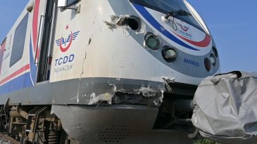 İzmir-Alaşehir Yolunda Tren Kazası: Kamyonetle Çarpışma