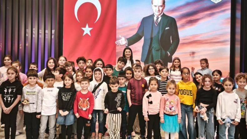 İzmir Beşiktaşlılar Derneği'nden Anlamlı 10 Kasım Etkinliği: Çocuklarla Atatürk Filmi İzlediler