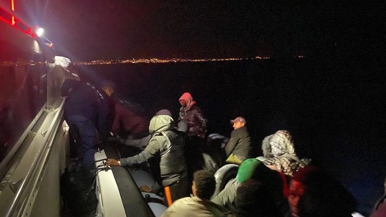 İzmir Açıklarında Facia Önlenerek 43 Göçmen Kurtarıldı
