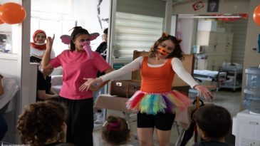 İzmir Şehir Tiyatroları’nın Sanat İyileştirir Projesi Devam Ediyor