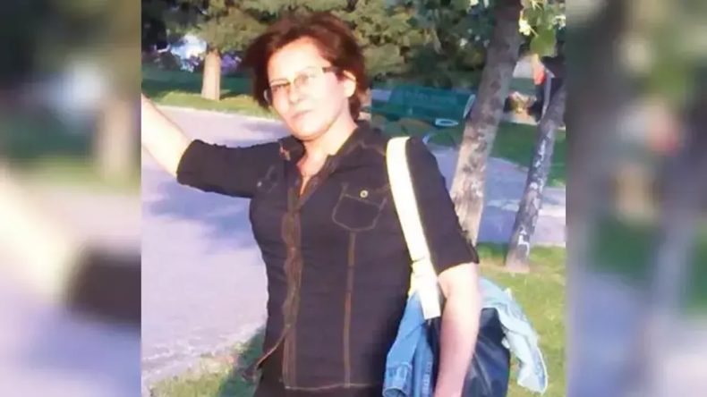 İzmir'de 30 kedisi ile birlikte yaşamını yitiren Şule Çörekçi son yolculuğuna uğurlandı