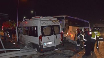 İzmir'de İş&ccedil;i Servisleri &Ccedil;arpıştı: 15 Yaralı