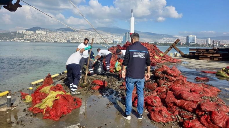 İzmir'de Eş Zamanlı Denetim: 27 Ton Kaçak Midye Ele Geçirildi