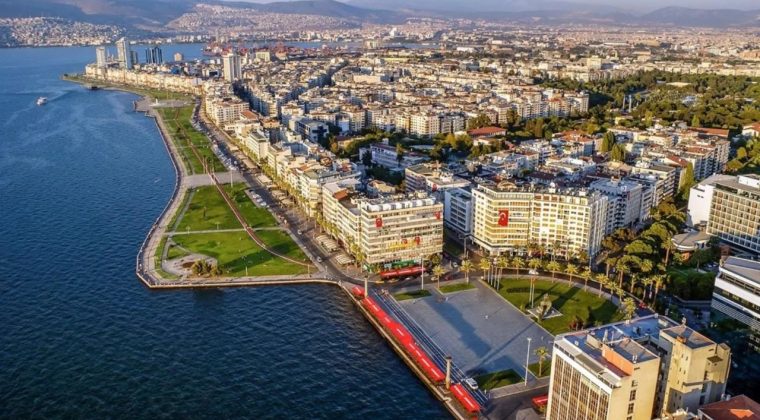 İzmir'de Gençlere Sürpriz Hediyeli Quiz Etkinliği: Hem Eğlenecek Hem Yarışacaklar