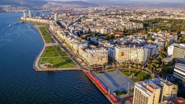 İzmir'de Gençlere Sürpriz Hediyeli Quiz Etkinliği: Hem Eğlenecek Hem Yarışacaklar