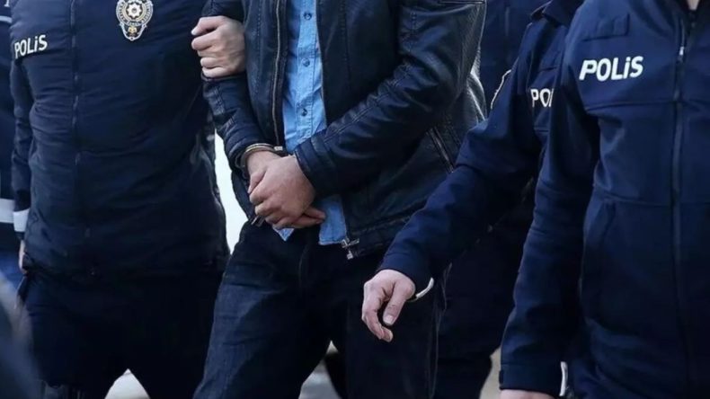 İzmir'de İki Firari Hükümlü Yakalandı: Toplamda 40 Yıl Yakın Cezaları Bulunuyordu