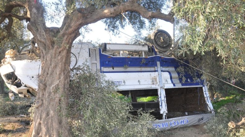 İzmir'de Kontrolden Çıkan Kamyonet Direğe Çarptı: Genç Sürücü Yaralandı