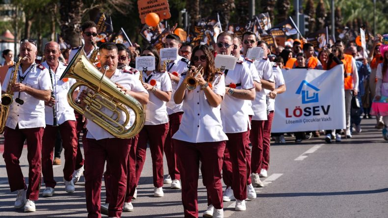 İzmir'de Lösemili Çocuklar İçin Moral Şenliği
