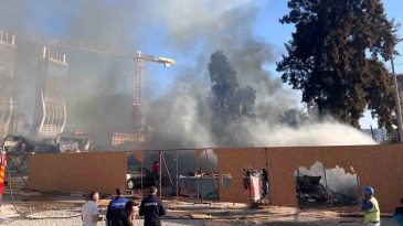 İzmir'de Şantiyede Yangın Korkusu: Gökyüzü Siyah Dumanlarla Kaplandı