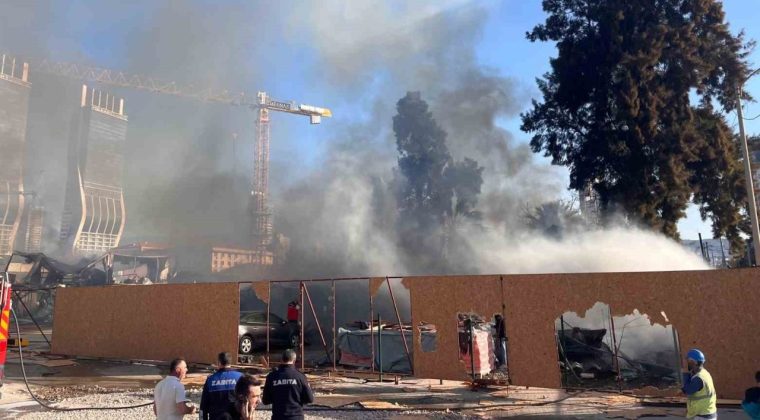 İzmir'de Şantiyede Yangın Korkusu: Gökyüzü Siyah Dumanlarla Kaplandı