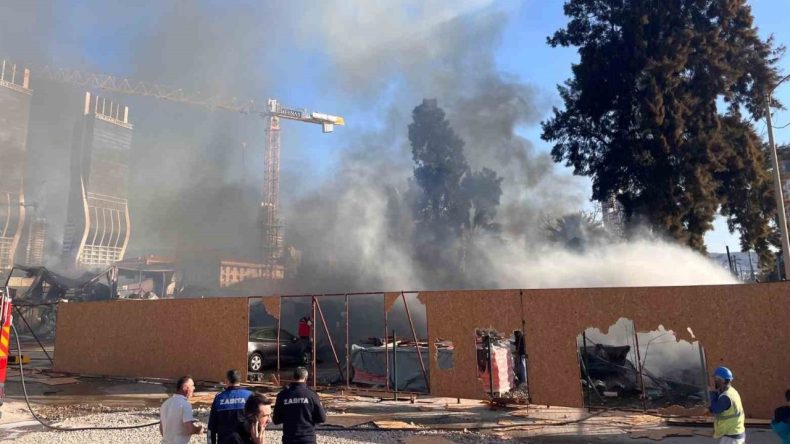 İzmir'de Şantiyede Yangın Korkusu: Gökyüzü Siyah Dumanlarla Kaplandı