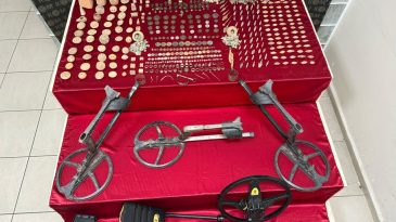 İzmir'de Tarihi Eser Kaçakçılığı Operasyonu: 1142 Parça Kurtarıldı