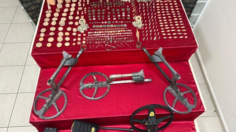 İzmir'de Tarihi Eser Kaçakçılığı Operasyonu: 1142 Parça Kurtarıldı