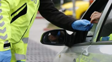 İzmir'de Trafik Magandası G&ouml;r&uuml;nt&uuml;lerin Ardından Yakalandı