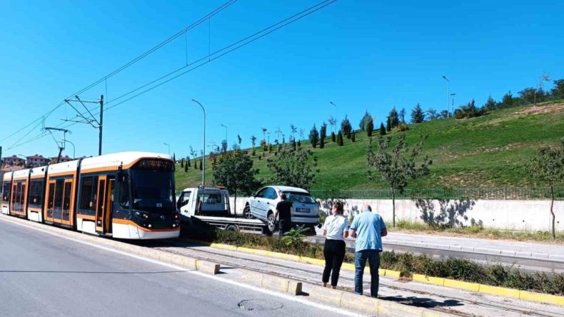 İzmir'de Tramvay Hattında Yaşanan Kaza Ulaşımı Aksattı: ESHOT Seferleri Destekliyor