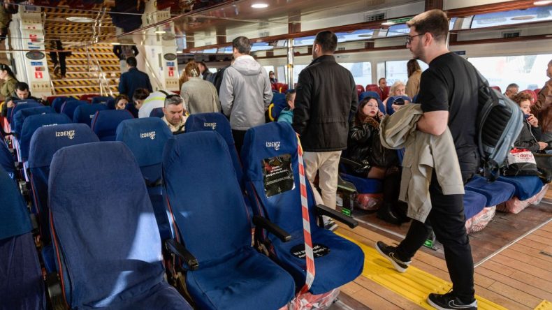 İzmir'den Etkileyici Mesaj: Bir Koltuk Boş, Bir Kadın Eksik!