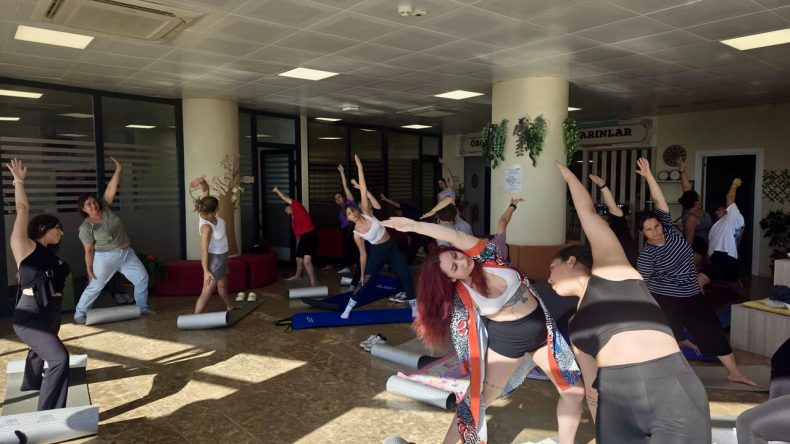 İzmirli Gençler Yoga Saatinde Bir Araya Geldi