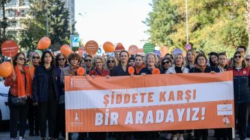 İzmirli Kadınlardan Turuncu Y&uuml;r&uuml;y&uuml;ş: Birlikte M&uuml;cadele Ediyoruz