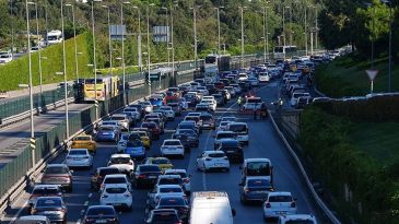 İzmirli S&uuml;r&uuml;c&uuml;ler i&ccedil;in &Ouml;nemli Uyarı: Otoyolda Trafik D&uuml;zenlemesi Başladı!