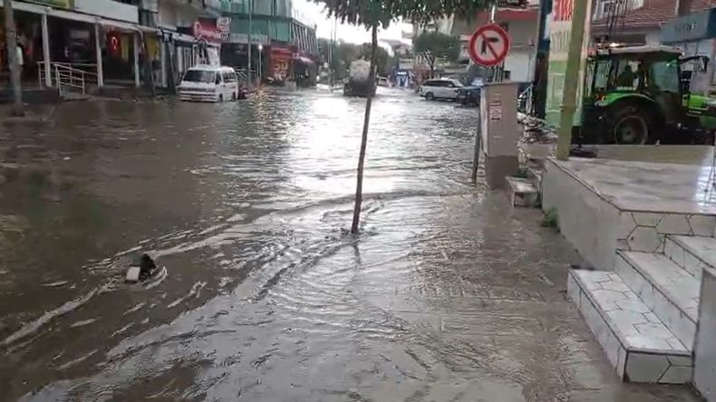 İzmir’in Kuzeyi Sağanak Yağışa Maruz Kaldı!