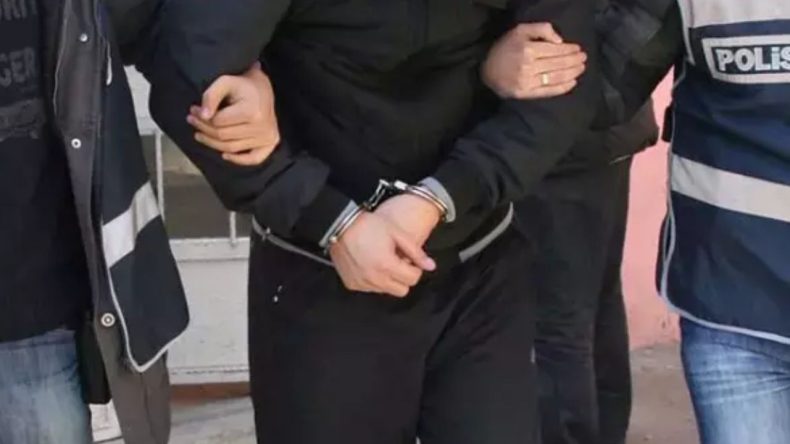 İzmir’in Merkezinde Polisin Peşinde: 16 Yıl Hapis Cezası Olan Firari Yakalandı