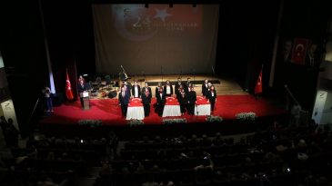 İzmir&rsquo;de 24 Kasım Coşkusu: &Ouml;ğretmenler G&uuml;n&uuml; T&ouml;renle Kutlandı