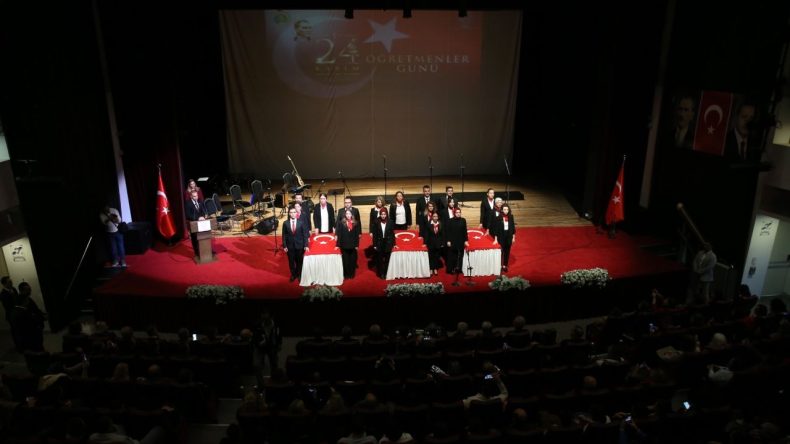 İzmir’de 24 Kasım Coşkusu: Öğretmenler Günü Törenle Kutlandı